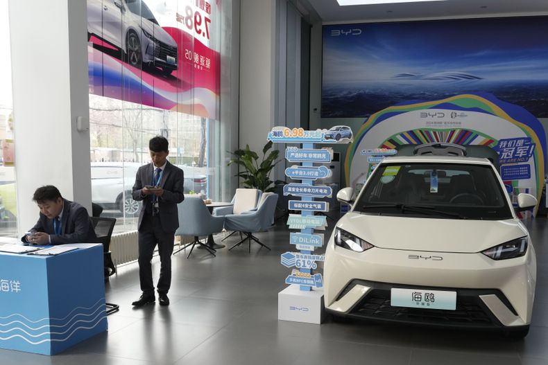 ARCHIVO - Un módulo de ventas cerca del vehículo eléctrico Seagull de la automotriz china BYD en una sala de exhibición en Beijing, el 10 de abril de 2024. (AP Foto/Ng Han Guan, archivo)