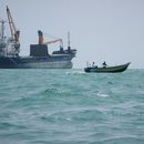 Una lancha a motor pasa junto a un buque de carga en el estrecho de Ormuz, el domingo 6 de septiembre de 2026, frente a Bandar Abbas, Irán. (AP Foto/Vahid Salemi) Una lancha a motor pasa junto a un buque de carga en el estrecho de Ormuz, el domingo 6 de septiembre de 2026, frente a Bandar Abbas, Irán. (AP Foto/Vahid Salemi)