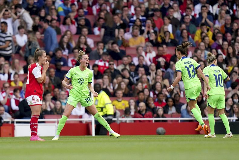 Jill Roord (segunda a la izquierda) festeja tras anotar un gol para Wolfsburgo ante Arsenal en las semifinales de la Liga de Campeones femenina, el lunes 1 de mayo de 2023. (Adam Davy/PA vía AP)