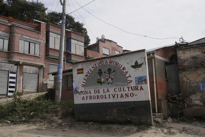 Un cartel con el mensaje Bienvenidos a Mururata, cuna de la cultura afroboliviana se encuentra a la entrada de Mururata, Bolivia, el domingo 3 de agosto de 2025. (AP Photo/Juan Karita)
