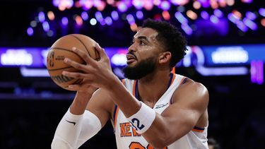 El pívot de los Knicks de Nueva York, Karl-Anthony Towns, busca tirar al aro durante la primera mitad de un partido de pretemporada de baloncesto de la NBA contra los Wizards de Washington, el jueves 8 de octubre de 2026, en Nueva York. (Foto AP/Adam Hunger)