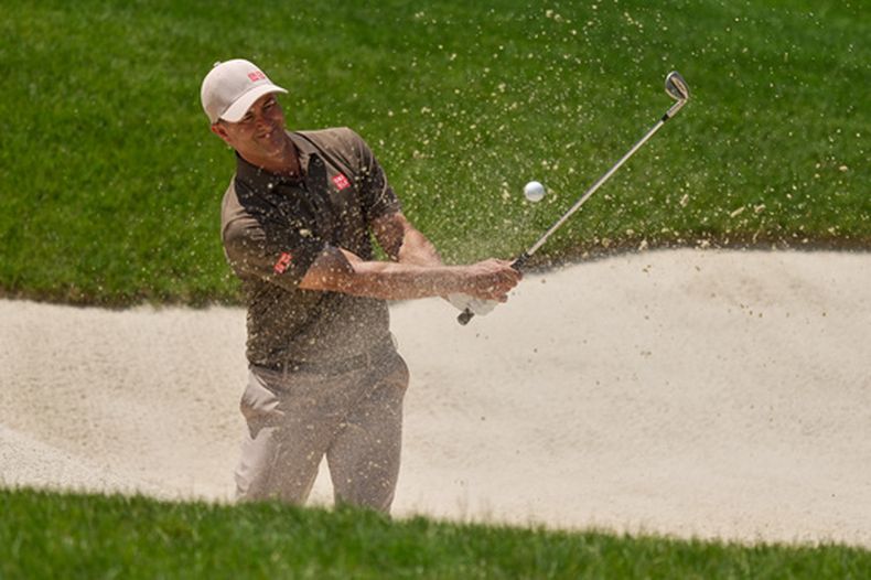 Adam Scott, de Australia, realiza un tiro desde una trampa de arena en el hoyo 18 durante la primera ronda del torneo de golf Memorial en Dublin, Ohio, el jueves 4 de junio de 2026. (Foto AP/Sue Ogrocki)