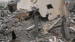 Una mujer revisa una casa destruida tras ser alcanzada por un ataque israelí en la localidad de Saksakiyeh, en el sur de Líbano, el 3 de abril de 2026. (AP Foto/Hussein Malla)