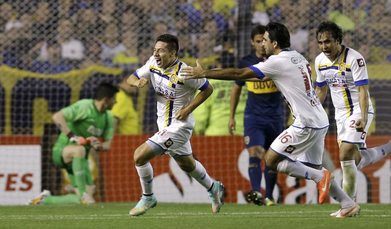 &Oacute;scar Ruiz (izquierda), del Capiat&aacute; paraguayo, festeja un autogol de Lisandro Magall&aacute;n, de Boca Juniors, durante el cotejo de ida de los octavos de final de la Copa Sudamericana, disputado el mi&eacute;rcoles 15 de octubre de 2014 en