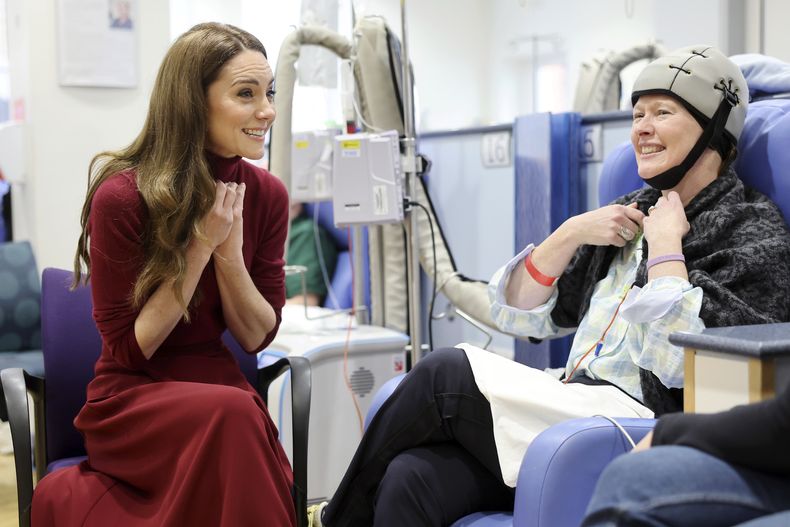 La princesa Kate de Gran Bretaña, a la izquierda, habla con Katherine Field durante una visita al Hospital Royal Marsden, donde recibió su tratamiento contra el cáncer, en Londres, el martes 14 de enero de 2025 en Londres, Inglaterra. (Chris Jackson/Pool Photo via AP)