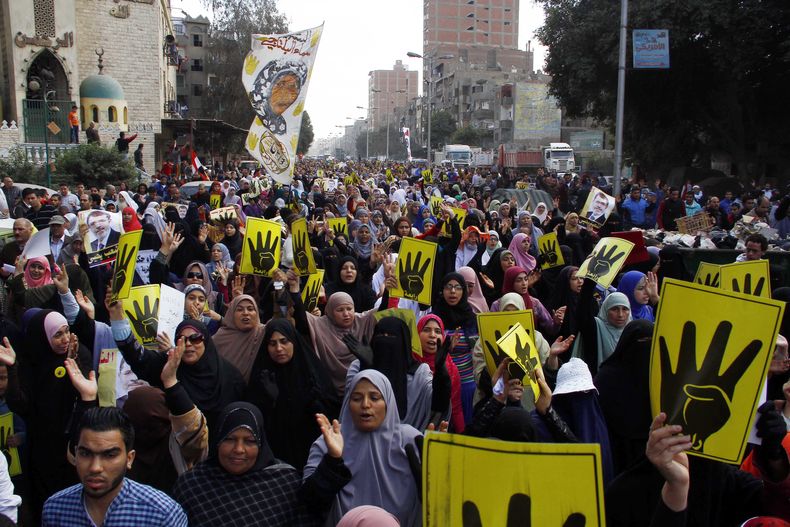 Partidarios del derrocado presidente Mohamed Morsi se manifiestan en El Cairo, Egipto, el viernes 14 de febrero del 2014. (Foto AP/Diario El Shoroukr, Ahmed Abdel Fattah)
