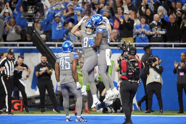 El tight end de los Lions de Detroit Sam LaPorta (87) es felicitado por el tight end James Mitchell (82) luego del touchdown de LaPorta durante la primera mitad del juego de la NFL ante los Vikings de Minnesota, el domingo 7 de enero de 2024 en Detroit. (AP Foto/Paul Sancya)