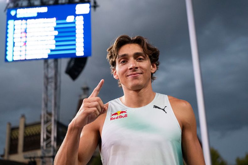 Armand Duplantis celebra su victoria en el salto con pértiga de la reunión de la Liga Diamante en Lausana, Suiza, el jueves 20 de agosto de 2026. (Jean-Christophe Bott/Keystone vía AP)