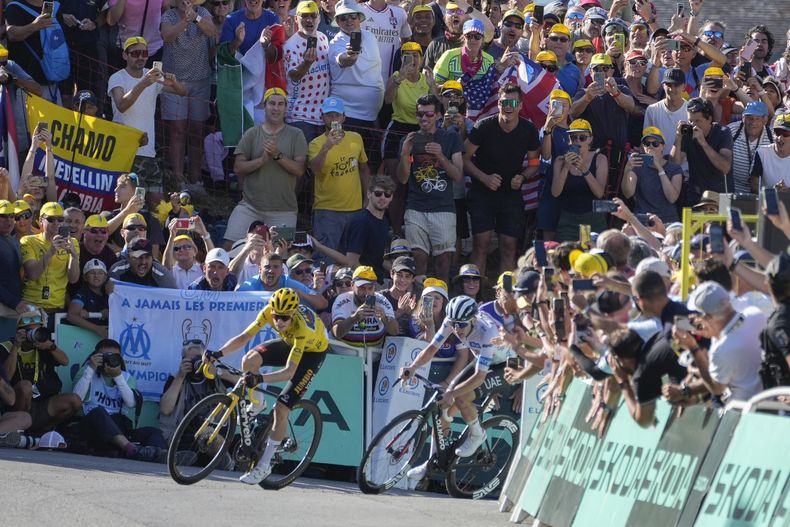 Jonas Vingegaard (amarillo) y Tadej Pogacar rumbo a la meta de la 15ta etapa del Tour de Francia, el domingo 16 de julio de 2023, en Saint-Gervais Mont-Blanc. (AP Foto/Thibault Camus)
