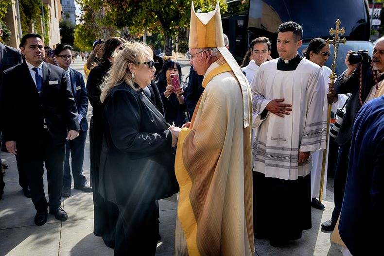 El arzobispo José H. Gómez saluda a Linda Valenzuela tras el funeral de su esposo, el ex pitcher de los Dodgers de Los Ángeles Fernando Valenzuela, en la catedral de Nuestra Señora de Los Ángeles, el miércoles 6 de noviembre de 2024. (AP Foto/Damian Dovarganes)