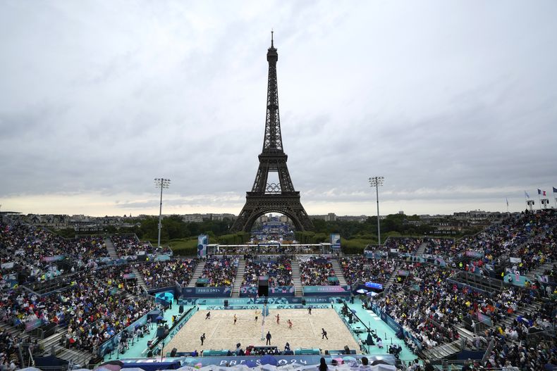 Los brasileños George Souto Maior Wanderley y Andre Loyola Stein enfrentan a los marroquís left Mohammed Abicha y Zouheir Elgraoui en el evento de voleibol de playa el sábado 27 de julio del 2024. (AP Foto/Robert F. Bukaty)