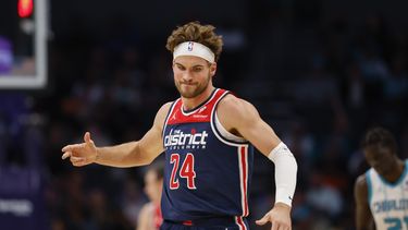 Corey Kispert, alero de los Wizards de Washington, festeja luego de atinar un triple en el duelo ante los Hornets de Charlotte, el miércoles 8 de noviembre de 2023 (AP Foto/Nell Redmond)