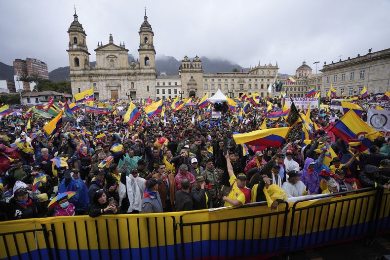 Militares retirados protestan contra reformas del gobierno del presidene Gustavo Petro en la plaza de Bolívar de Bogotá, Colombia, el miércoles 19 de julio de 2023. (AP Foto/Fernando Vergara)