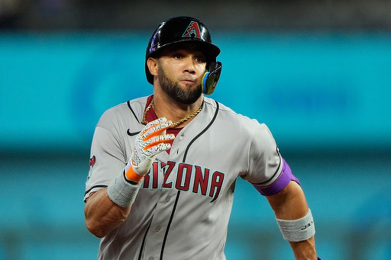 El cubano Lourdes Gurriel Jr., de los Diamondbacks de Arizona, corre a la antesala luego de pegar un triiplete productor en el undécimo inning del encuentro ante los Reales de Kansas City, el martes 8 de septiembre de 2026 (AP Foto/Charlie Riedel)