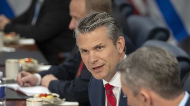 El secretario de Defensa de EEUU, Pete Hegseth, habla durante una reunión con el ministro de Defensa israelí, Israel Katz, en el Pentágono, el viernes 18 de julio de 2025, en Washington. (AP Foto/Mark Schiefelbein)