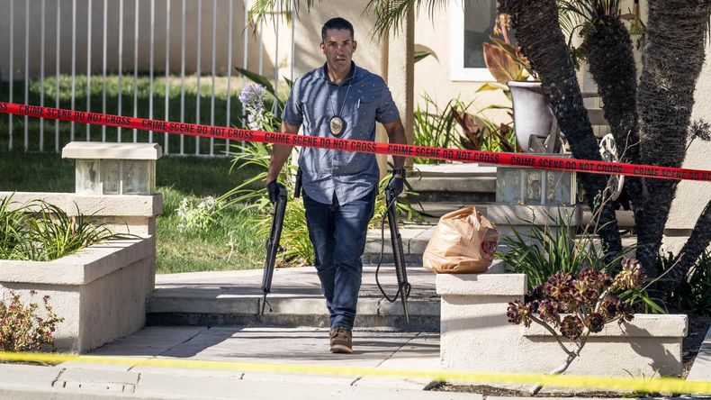 ARCHIVO - Investigadores retiran armas de una vivienda en Anaheim, California, 4 de agosto de 2023. Un juez de California fue acusado el viernes 11 de agosto de 2023 de matar a tiros a su esposa. (Paul Bersebach/The Orange County Register via AP, Archivo)