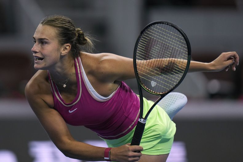 La bielorrusa Aryna Sabalenka realiza su saque ante la italiana Jasmine Paolini en la tercera ronda del Abierto de China, el jueves 5 de octubre de 2023, en Beijing (AP Foto/Andy Wong)