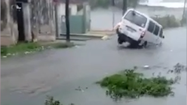 video: un auto se hunde en un bache de cienfuegos