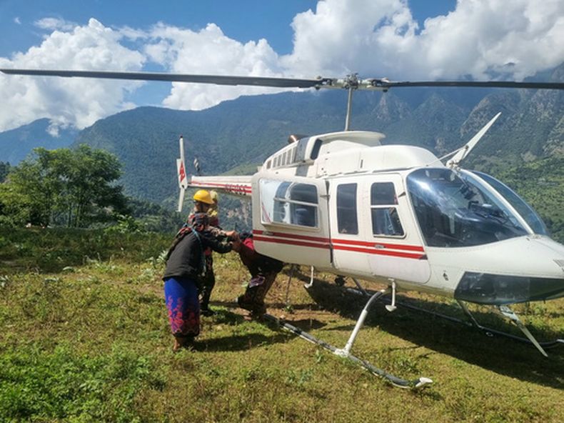 En esta imagen proporcionada por el Ejército nepalí, residentes afectados por la inundación en el río Budhi Gandaki, en el centro norte de Nepal, son evacuados en helicóptero el domingo 11 de octubre de 2026. (Ejército de Nepal via AP)