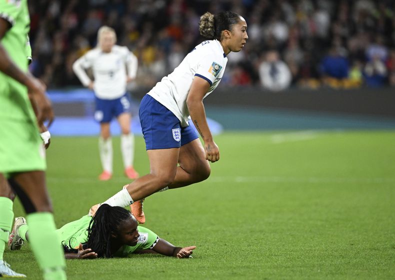 La volante inglesa Lauren James pisotea a la zaguera nigeriana Michelle Alozie en el partidos por los octavos de final del Mundial femenino, el lunes 7 de agosto de 2023, en Brisbane, Australia. (Darren England/AAP Image vía AP)