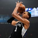 El alero de los Spurs de San Antonio Victor Wembanyama reacciona tras recibir una falta durante la primera mitad del primer partido (Game 1) de una serie de tercera ronda de los playoffs del baloncesto de la NBA contra el Thunder de Oklahoma City, el lunes 18 de mayo de 2026, en Oklahoma City. (Foto AP/Tony Gutiérrez)