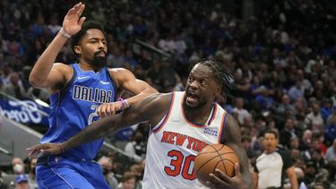 Knicks ganan en Dallas de nuevo; apalean a Mavs 107-77