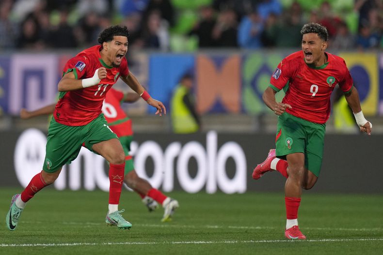 Ilias Boumassoudi (izquierda) y Younes Elbahraoui, de la selección de Marruecos, fesyejan su triunfo sobre Francia por penales en las semifinales del Mundial sub20, el miércoles 15 de octubre de 2025, en Valparaíso, Chile (AP Foto/Andre Penner)