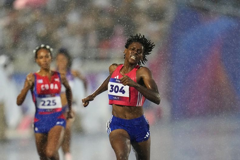 La dominicana Marileidy Paulino cruza la meta para conseguir el oro en los 400 metros de los Juegos Centroamericanos y del Caribe, el miércoles 5 de agosto de 2026 en Santo Domingo (AP Foto/Fernando Vergara)