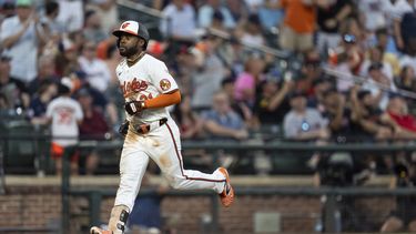 Cedric Mullins, de los Orioles de Baltimore, avanza al plato tras conectar un jonrón ante los Guardianes de Cleveland, el miércoles 26 de junio de 2024 (AP Photo/Stephanie Scarbrough)
