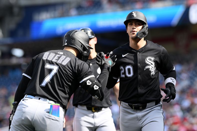 Miguel Vargas (20) de los Medias Blancas de Chicago tras batear un jonrón ante los Nacionales de Washington, el domingo 28 de septiembre de 2025, en Washington. (AP Foto/Nick Wass)