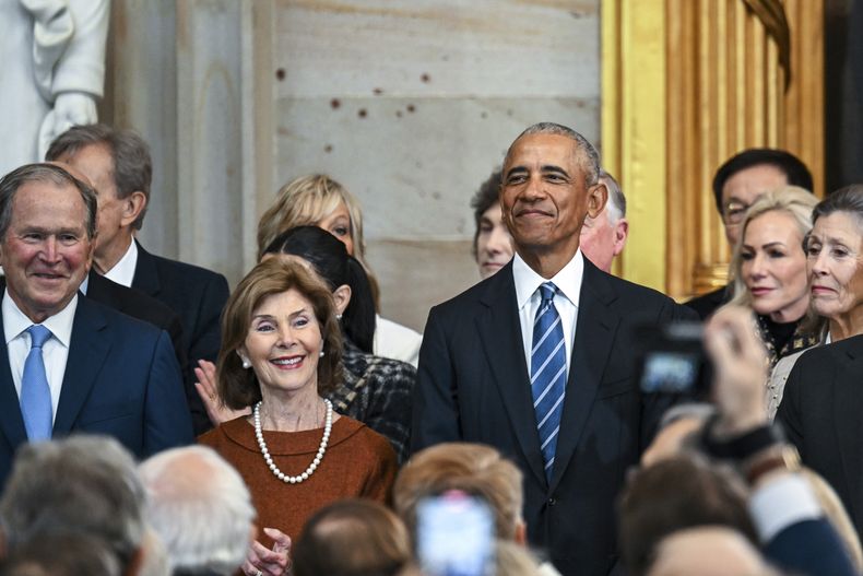 El expresidente George W. Bush, de izquierda a derecha, su esposa Laura Bush y el expresidente Barack Obama, llegan a la ceremonia de investidura del presidente electo Donald Trump en Rotonda del Capitolio, en Washington, el lunes 20 de enero de 2025. (Kenny Holston/The New York Times vía AP, Pool)