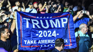 VIDEO: Espectadores ovacionan a Donald Trump, comentarista de la pelea entre Evander Holyfield y Vitor Belfort