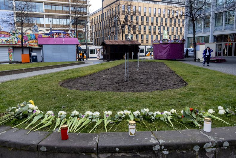 Flores colocadas en el centro de Mannheim, Alemania, el martes 4 de marzo de 2025, al día siguiente de un atropello masivo. (AP Foto/Michael Probst)