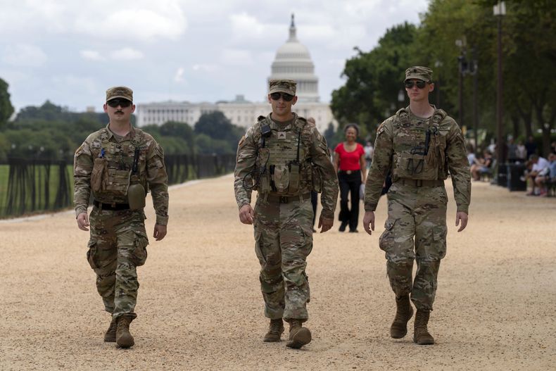 Miembros de la Guardia Nacional de Luisiana patrullan el National Mall, el domingo 24 de agosto de 2025, en Washington. (AP Foto/José Luis Magaña)