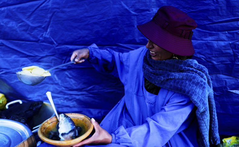 Una vendedora ambulante prepara una sopa tradicional andina llamada Wallake, hecha con pescado del lago Titicaca, en La Paz, Bolivia, el sábado 1 de marzo de 2025. (Foto AP/Juan Karita)