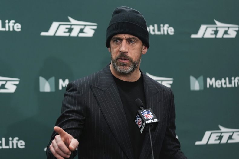 ARCHIVO - Aaron Rodgers, quarterback de los Jets de Nueva York, habla en conferencia de prensa después de un partido de la NFL en contra de los Dophins de Miami, el domingo 5 de enero de 2025, en East Rutherford, Nueva Jersey. Los Jets ganaron 32-20. (AP Foto/Seth Wenig, Archivo)