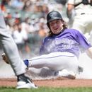 Jake McCarthy, de los Rockies de Colorado, se desliza en el plato de home para anotar una carrera durante la primera entrada de un partido de béisbol contra los Gigantes de San Francisco, el domingo 12 de julio de 2026, en San Francisco. (Foto AP/Thien-An Truong)
