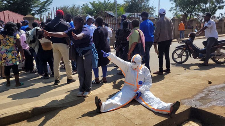 Trabajadores sanitarios en el epicentro del brote de ébola protestas por el impago de sus salarios ante la oficina del gobernador de la región de Ituri, en el este de República Democrática del Congo, el 6 de agosto de 2026. (AP Foto/Constant Same Bagalwa)