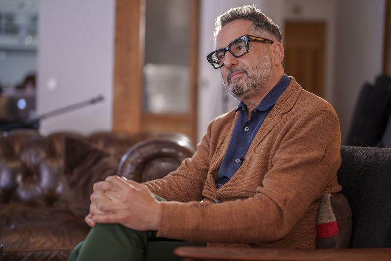 El cantante uruguayo Jorge Drexler durante una entrevista con The Associated Press en Madrid, España, el miércoles 3 de abril de 2024. (Foto AP/Manu Fernández)