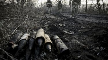Militares ucranianos recogen munición dañada en la carretera en el frente cerca de Chasiv Yar, en la región de Donetsk, Ucrania, el viernes 10 de enero de 2025. (Oleg Petrasiuk/24ta brigada mecanizada de Ucrania via AP)