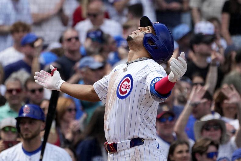 El dominicano Christopher Morel, de los Cachorros de Chicago, celebra su jonrón de dos carreras en el juego del sábado 4 de mayo de 2024, ante los Cerveceros de Milwaukee (AP Foto/Charles Rex Arbogast)
