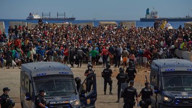 ARCHIVO - Migrantes que cruzaron de Marruecos a España regresan a una playa tras haber sido expulsados de la zona el día anterior, cuando la policía española los escolta en el enclave español de Ceuta, el 21 de agosto de 2026. (Foto AP/Antonio Sempere, archivo)