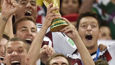 americateve | Philipp Lham levanta la Copa Mundial que Alemania gan&oacute; tras derrotar a Argentina en la final el 13 de julio del 2014. Lahm, quien tiene 30 a&ntilde;os, anunci&oacute; que no seguir&aacute; jugando con la selecci&oacute;n. (AP Photo/Martin Meissner,