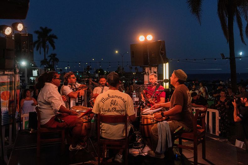 Unos percusionistas tocan ritmos tradicionales de candombe y canciones uruguayas durante una reunión celebrada en Montevideo, Uruguay, el lunes 16 de marzo de 2026. (Foto AP/Matilde Campodonico)