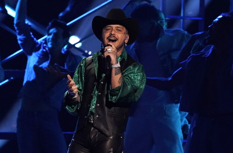 ARCHIVO - Christian Nodal interpreta Cuando me de la gana en la 23a entrega anual del Latin Grammy en la arena Mandalay Bay Michelob Ultra el 17 de noviembre de 2022, en Las Vegas. Nodal se presentará en un número musical en los Latin Grammy, que se entregarán el 16 de noviembre en Sevilla, España. (Foto AP/Chris Pizzello, archivo)