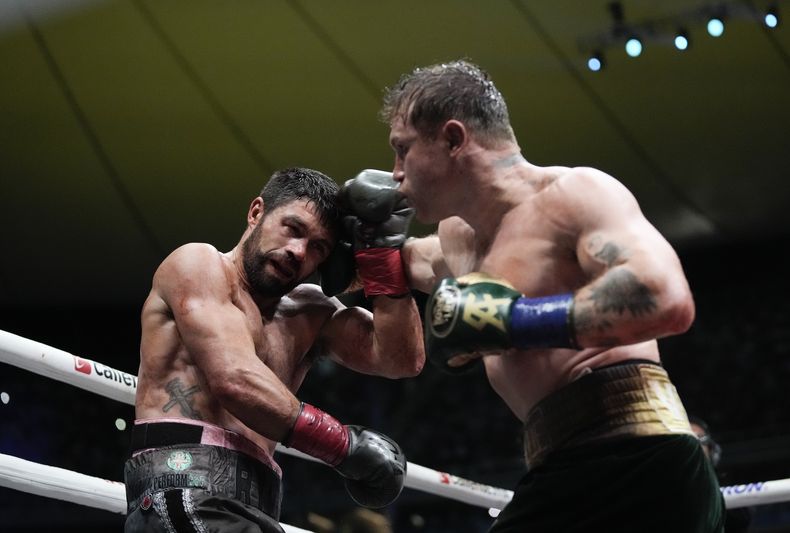 El mexicano Saúl Canelo Álvarez enfrenta al británico John Ryder en un combate por el título de los supermedianos, el sábado 6 de mayo de 2023, en Guadalajara (AP Foto/Moisés Castillo)