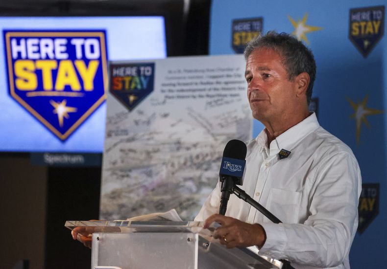 Stuart Sternberg, dueño de los Rays de Tampa Bay, habla en una conferencia de prensa en el Tropicana Field, el miércoles 17 de julio de 2024, en St. Petersburg, Florida (Dirk Shadd/Tampa Bay Times via AP)
