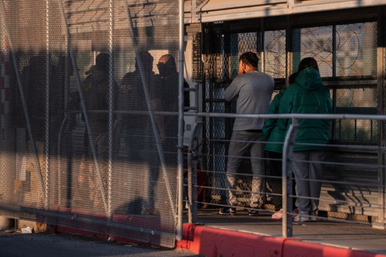 ARCHIVO – Un grupo de inmigrantes indocumentados es deportado por agentes del Servicio de Inmigración y Control de Aduanas de Estados Unidos (ICE, por sus siglas en inglés) a través del puente internacional McAllen–Hidalgo–Reynosa en McAllen, Texas, el 13 de marzo de 2026. (AP Foto/Felix Marquez, Archivo)
