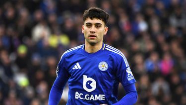 ARCHIVO - Facundo Buonanotte, del Leicester, durante el partido de fútbol de la Liga Premier inglesa entre el Leicester City y el Manchester City en el estadio King Power en Leicester, Inglaterra, el domingo 29 de diciembre de 2024. (Foto AP/Rui Vieira, Archivo)