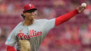 El lanzador de los Filis de Filadelfia, Jesús Luzardo, lanza durante la primera entrada de un partido de béisbol contra los Rojos de Cincinnati, en Cincinnati, el jueves 9 de julio de 2026. (Foto AP/Carolyn Kaster)